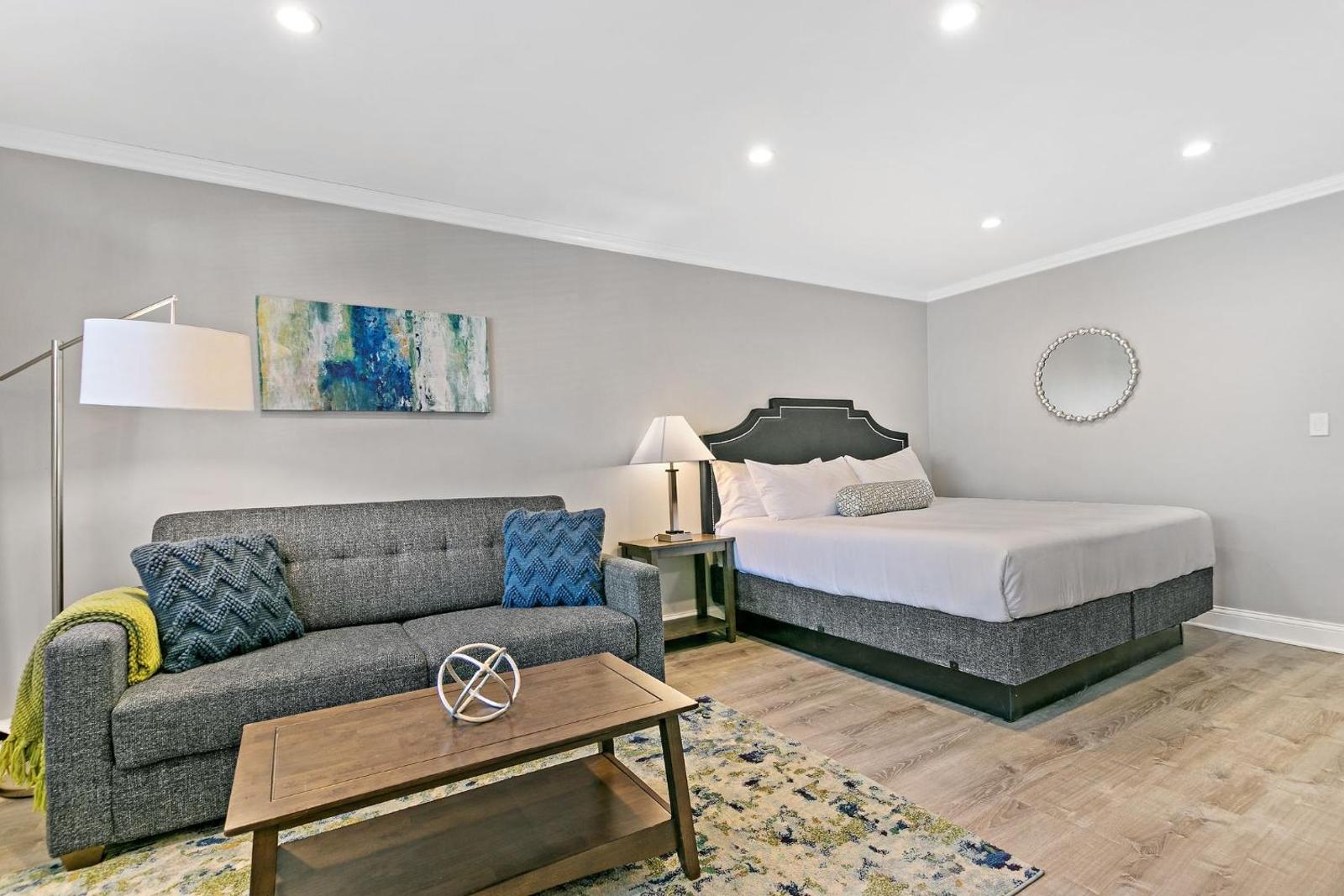 Modern Style City Centre Studio Apartment Main image 1